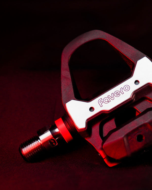 Assioma PRO RS‑UP kit with right-side power pedal, magnetic charger, and washers