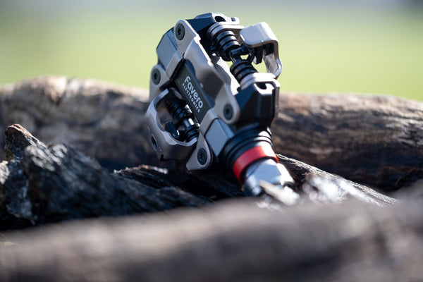 Favero Assioma PRO MX‑UP kit including right power pedal sensor, magnetic charging connectors, and washers