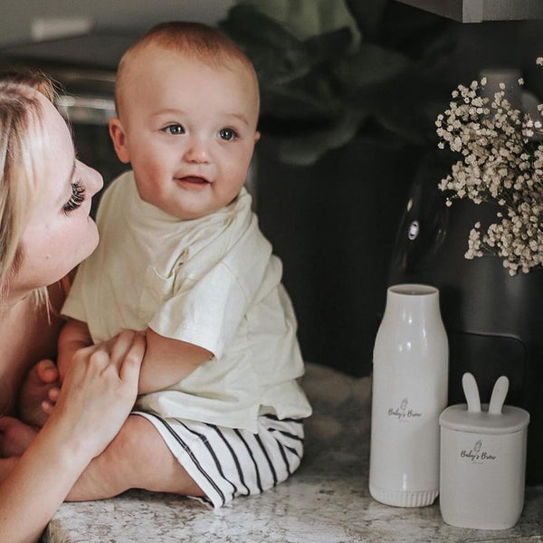 Portable breastmilk warmer – battery-powered travel baby bottle heater for parents on the go.